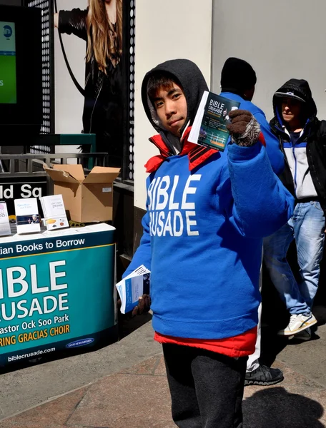 NYC:  Asian Youth Handing Out Biblical Literature — Stock Photo, Image