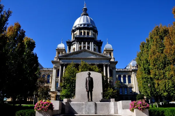 Springfield, illinois: edifício do Capitólio e a estátua de lincoln do estado de illinois — Fotografia de Stock