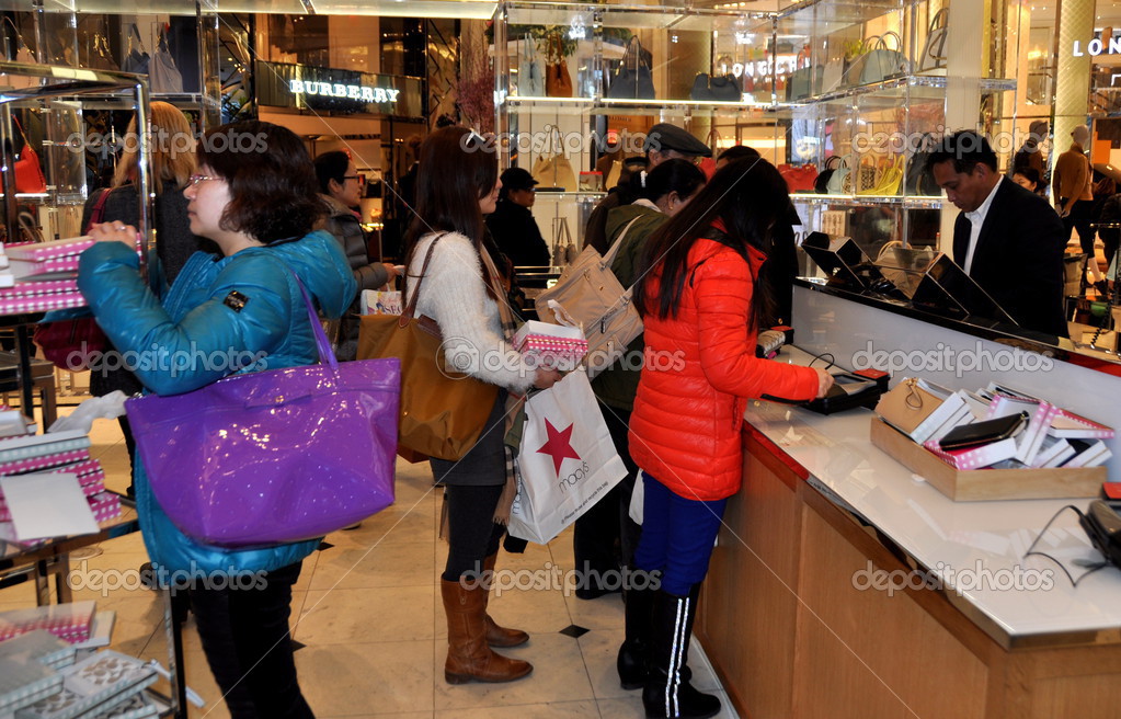 NYC:Women Shopping at Macy's – Stock Editorial Photo © LeeSnider