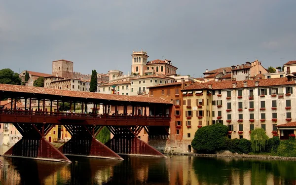 Bassano del Grappa, Italy: Ponte Coperto and View of City — Stock Photo, Image