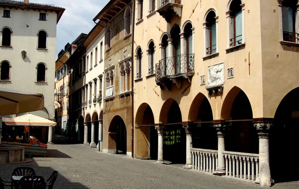 Belluno, italien: renaissancehäuser auf der piazza del mercato — Stockfoto