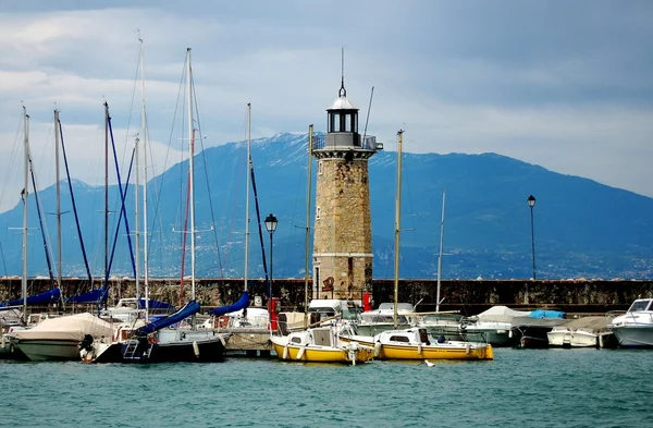 Sirmione, Italië: vuurtoren op het Gardameer — Stockfoto