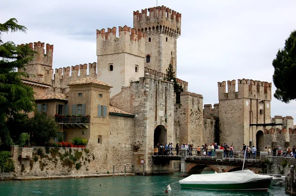 Sirmione, Italia: Castillo de Scaligers del siglo XIII —  Fotos de Stock