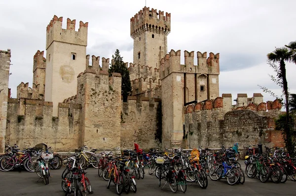 Sirmione, italien: Abgestellte Fahrräder an der Scaligers 'Castle — Stockfoto