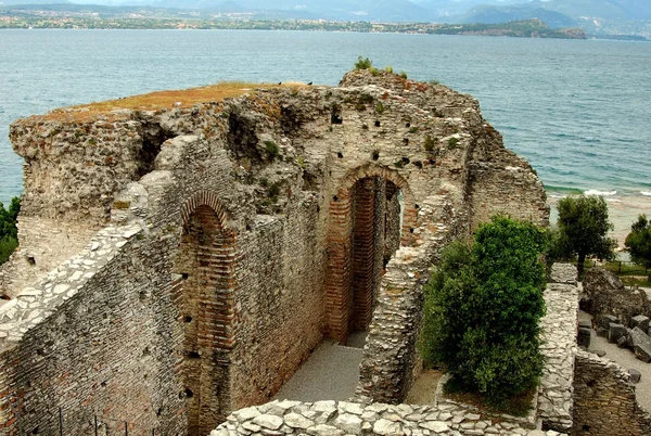 Sirmione,Italy: Villa Ruins of Poet Catullus — Stock Photo, Image
