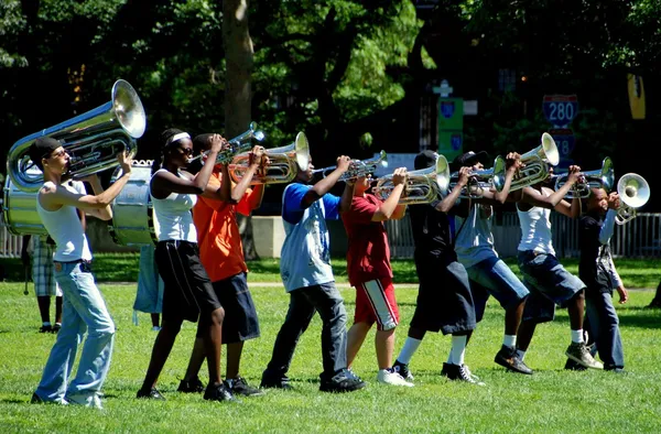 Marching band van de middelbare school in newark, nj — Stockfoto