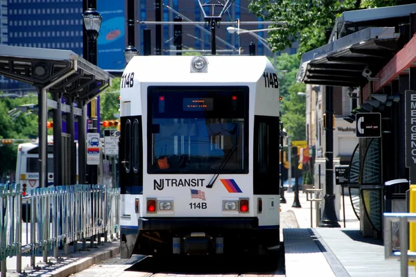 NJ tranzit železniční vlak v newark, nj — Stock fotografie