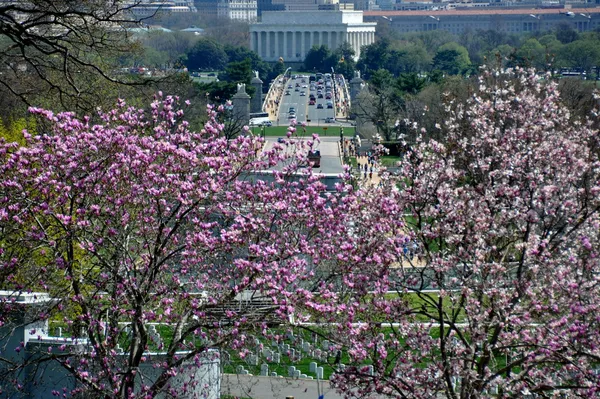 Arlington, va: weergave van washington, dc met lincoln memorial — Stockfoto