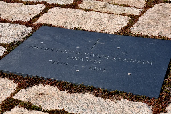 Арлингтон, штат Вирджиния: могила Жаклин Бувье Кеннеди Онассис — стоковое фото