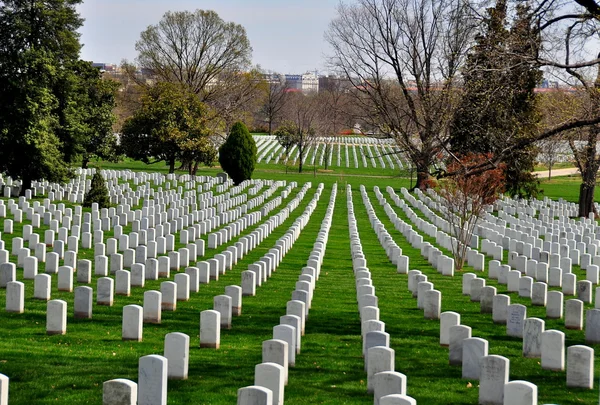 Arlington, va: groby żołnierzy na Narodowy Cmentarz w arlington — Zdjęcie stockowe