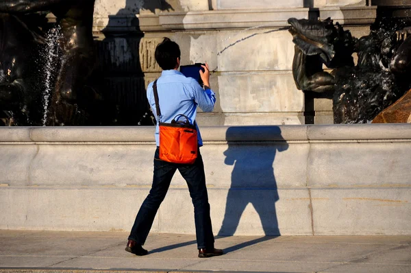 Washington, dc: turistické u Neptunovy kašny — Stock fotografie