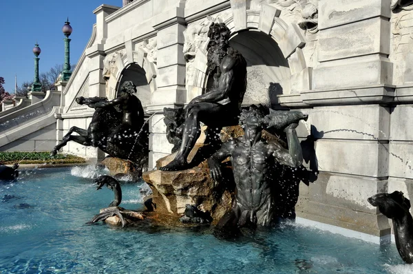 Washington, DC : Fontaine Neptune à la Bibliothèque du Congrès — Photo