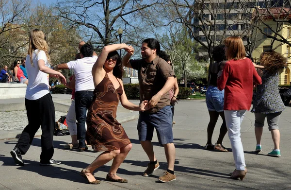 Washington, dc: mensen salsa dansen in dupont circle — Stockfoto