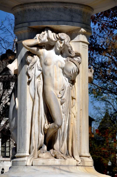 Washington, DC : Fontaine en marbre blanc à Dupont Circle — Photo