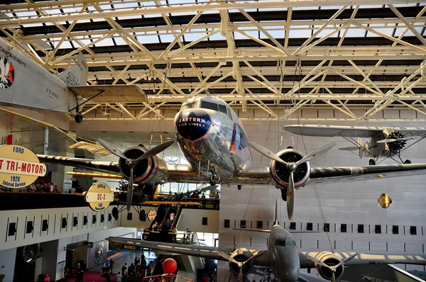 Washington, dc: vintage vliegtuigen op nasa museum — Stockfoto