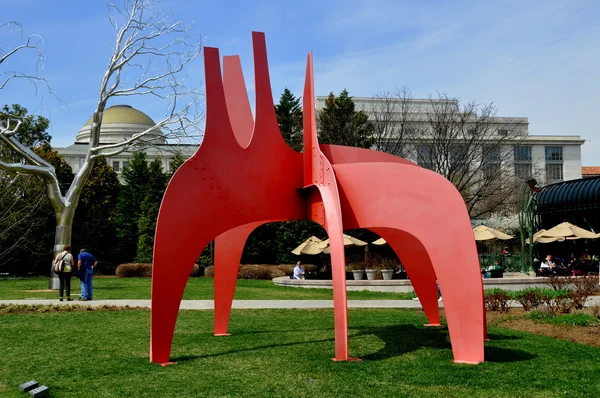 Washington, DC:  Calder Sculpture in National Gallery of Art Garden — Stock Photo, Image