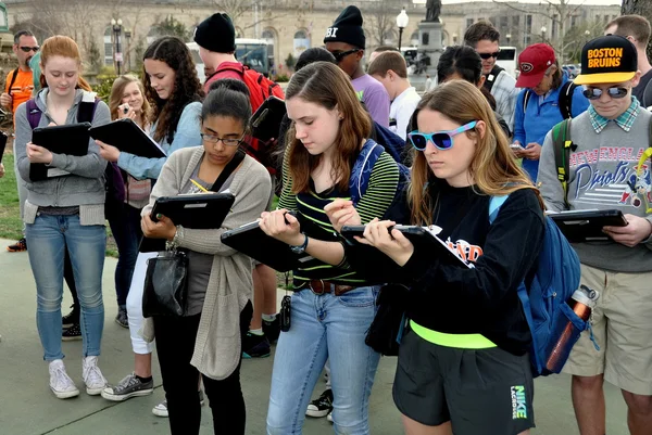 华盛顿： 学生在参加学校郊游 免版税图库照片