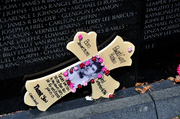 Washing, DC: Tribute to Solder at Vietnam War Memorial — Stock Photo, Image