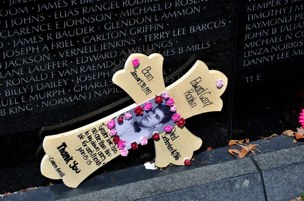 Wassen, dc: eerbetoon om te solderen op vietnam war memorial — Stockfoto