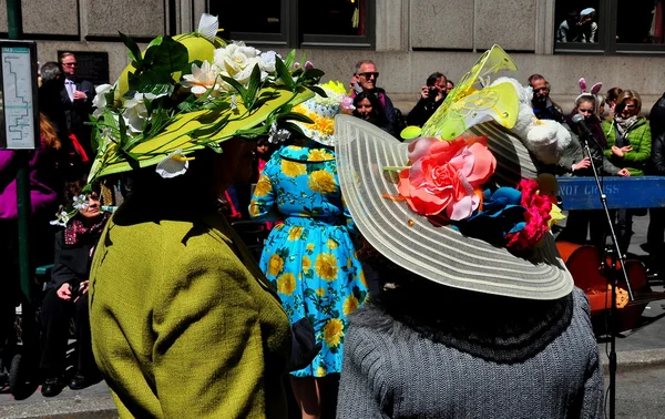 NYC: Dos mujeres en el desfile de Pascua —  Fotos de Stock