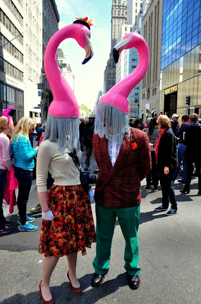 NYC: paar flamingo hoeden dragen tijdens de easter parade — Stockfoto