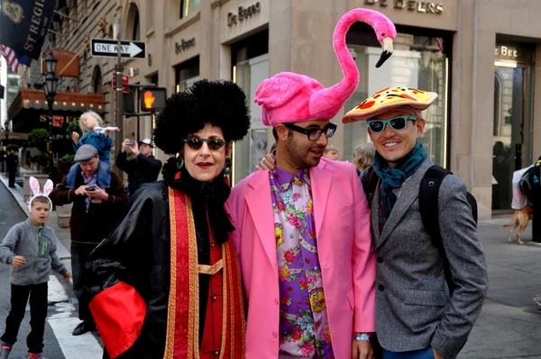 NYC: Trío de personas de moda en el desfile de Pascua — Foto de Stock