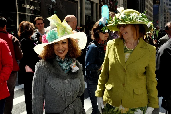 NYC: Dos mujeres elegantes en el desfile de Pascua — Foto de Stock