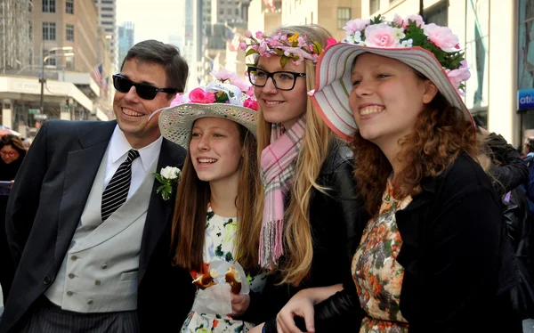 NYC: familie in Pasen opschik op vijfde avenue parade — Stockfoto