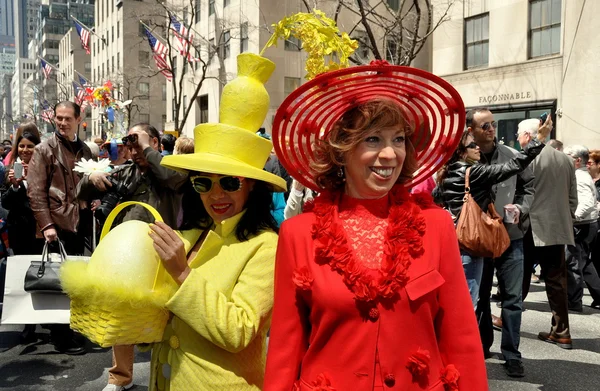 NYC: Duas mulheres na moda no desfile de Páscoa — Fotografia de Stock