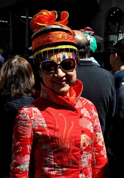 NYC: Aziatische vrouw in traditionele kleding op easter parade — Stockfoto