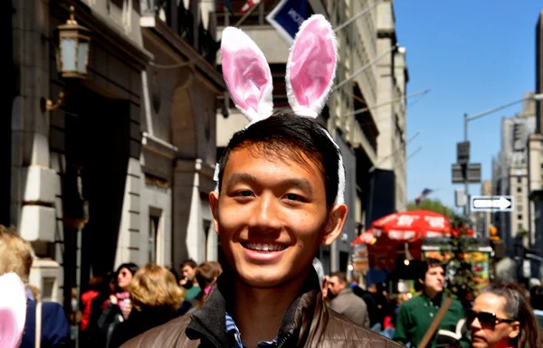 NYC: asijské muž zajíček uši na easter parade — Stock fotografie