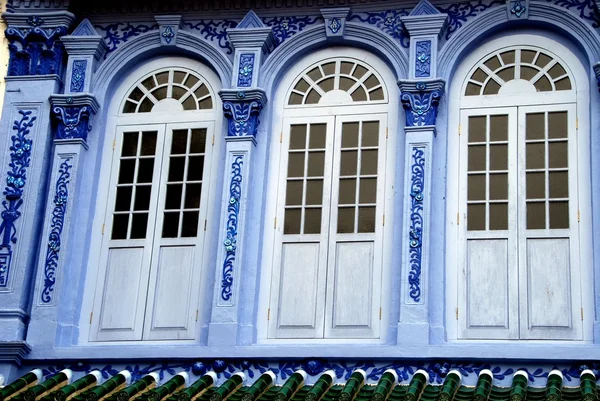 Singapore: drie blauwe huis windows shop — Stockfoto