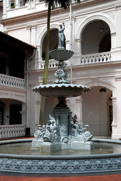 Singapur: Raffles Hotel Courtyard Fountain — Foto de Stock