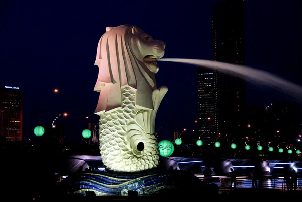Singapur: merlion fontána v noci — Stock fotografie
