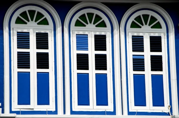 Singapur: trzy niebieskie sklep dom windows — Zdjęcie stockowe