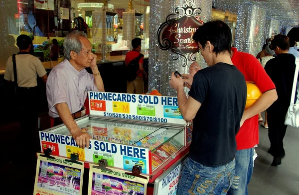 Singapur: muži koupit telefonní kartu — Stock fotografie