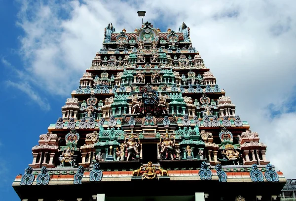 Сингапур: Thendayuthapani индуистский храм Сихара башня — стоковое фото