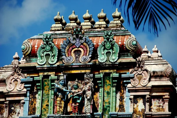 Singapur: thendayuthapani hindu Tapınağı sikhara Kulesi — Stok fotoğraf
