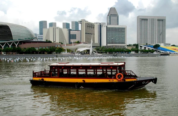 Singapore: Tour Boat on Singapore River — Stock Photo, Image