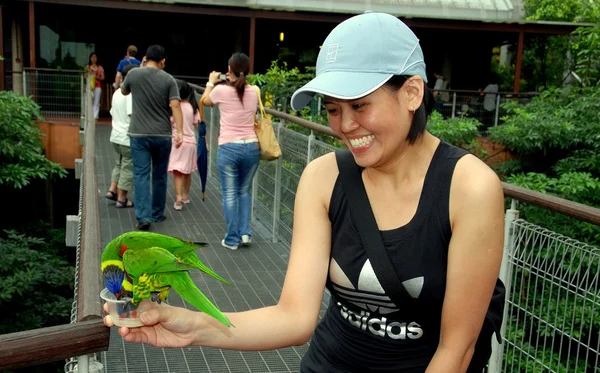 Singapore: donna con camion al Jurong Bird Park — Foto Stock