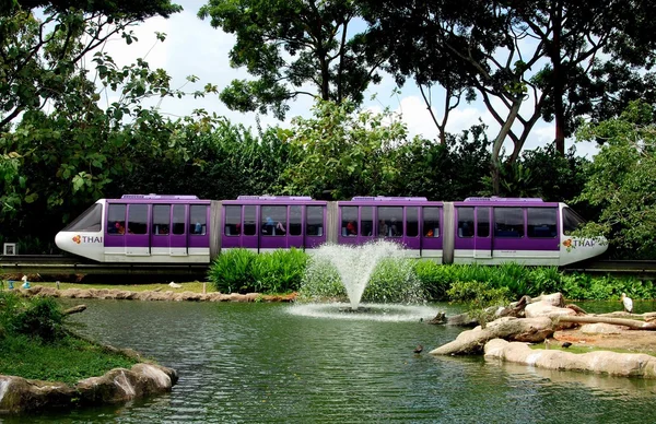 Singapore: thai airways monorail tåg på jurong bird park — Stockfoto