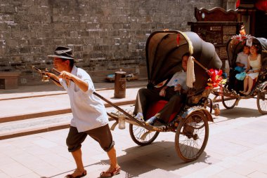 dai, Luo Çin: çekerek rickshaw man