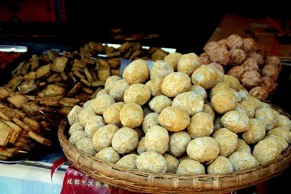 Luo Dai, China: Bolas de harina frita — Foto de Stock