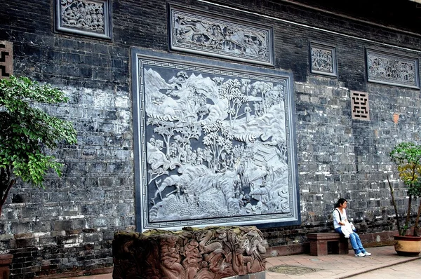 Luo Dai,China:Dragon Bas Relief Guildhall Wall — Stock Photo, Image