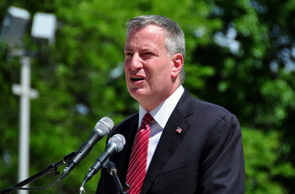 NYC: borgmästare bill deblasio på memorial day ceremoni — Stockfoto