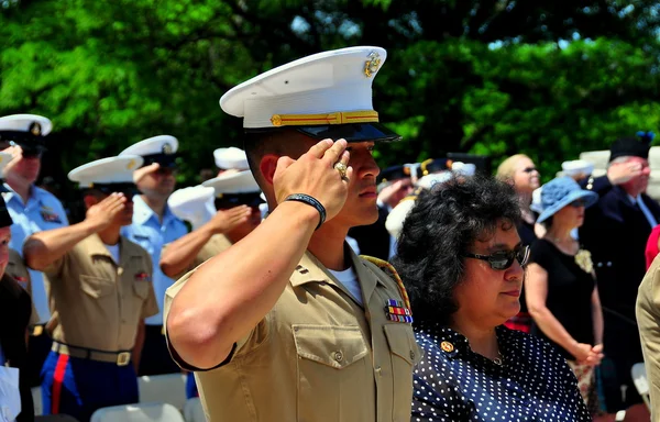 NYC: Saluting U.S. Marine at Memorial Day Ceremony — Stock Photo, Image