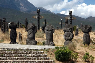 Lijiang, Çin: ahşap mezar işaretleri