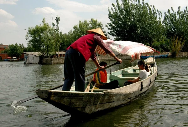 昆明，中国： 在滇池湖畔的船夫 — 图库照片