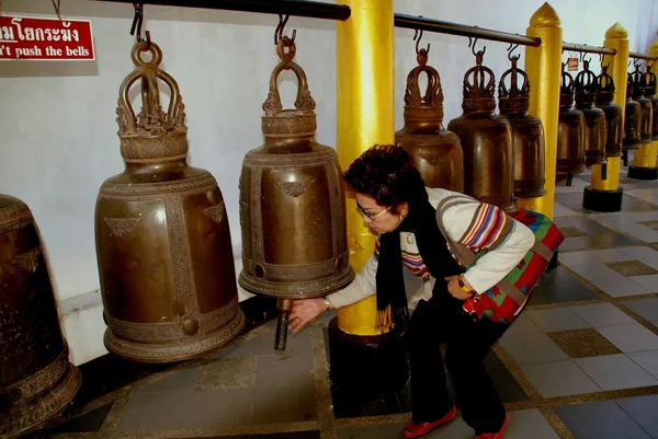 Chiang Mai, Thailandia: Donna che suona le campane al Wat Doi Suthep — Foto Stock