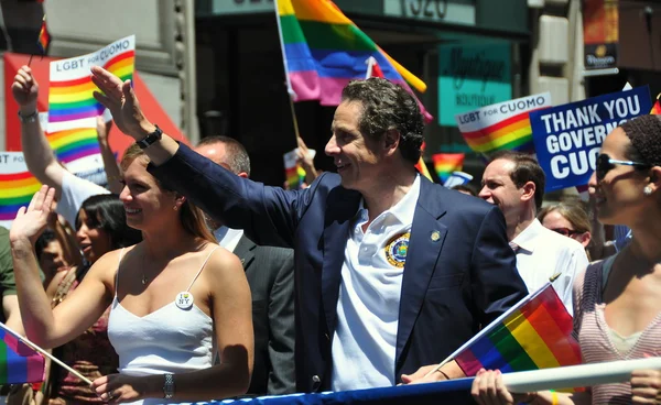 NYC: guvernér andrew cuomo pochodující v roce 2014 gay pride — Stock fotografie